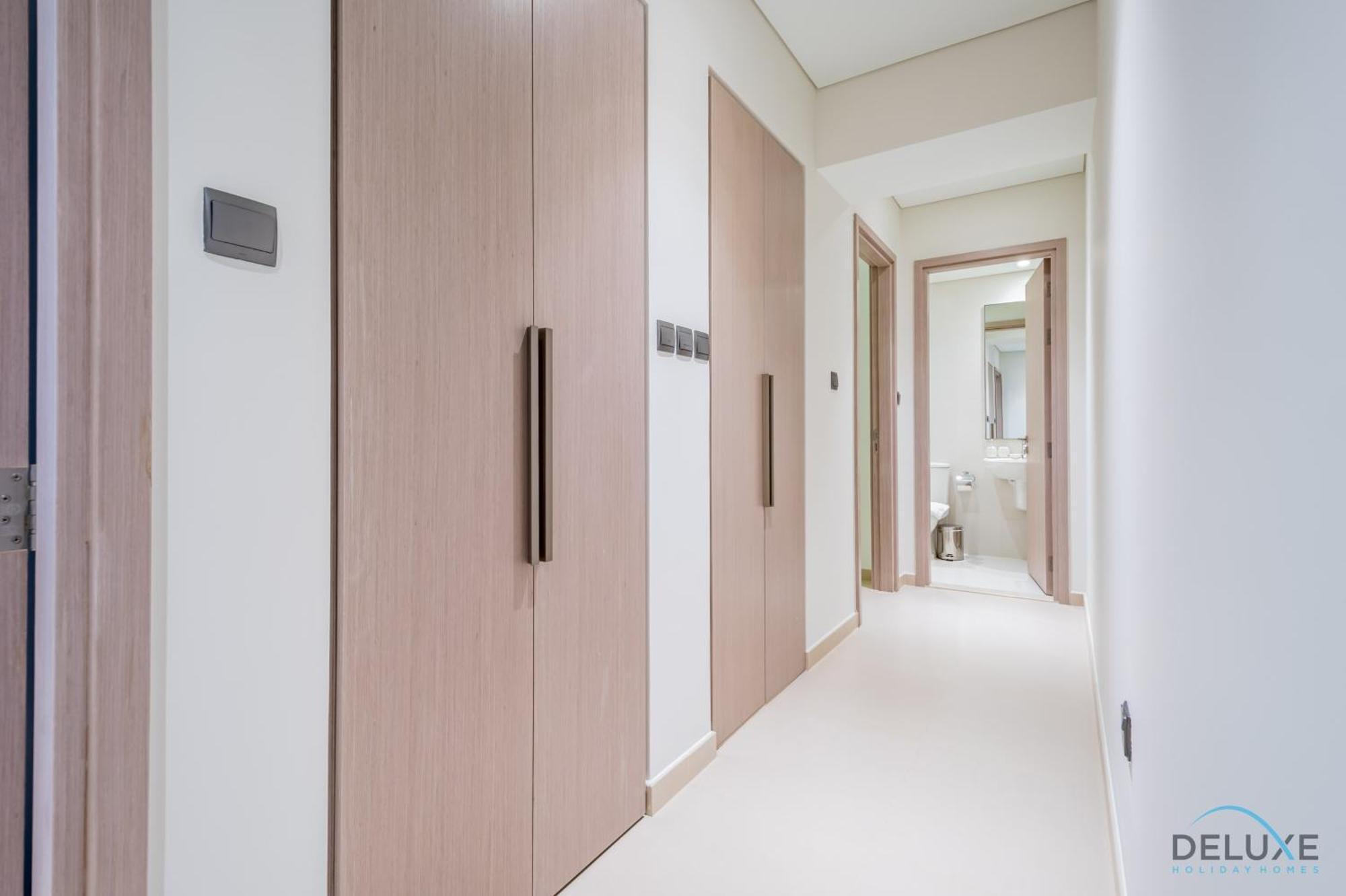 Deluxe 3br With Assistant At Act One Act Two Tower 2 In Downtown By Deluxe Homes Apartment Dubai